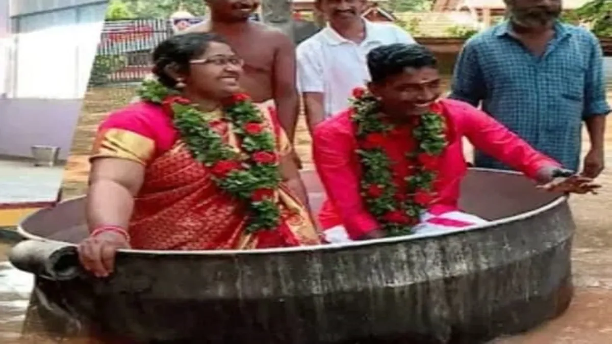 केरल की बाढ़ भी नहीं तोड़ पाई दूल्हा-दुल्हन का हौंसला, मुहूर्त पर शादी के लिए पतीले में बैठकर पहुंचे- India TV Hindi