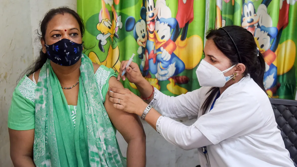 सूरत: 100% लोगों को लगी कोरोना वैक्सीन की पहली खुराक, दूसरी डोज के लिए टीकाकरण जारी- India TV Hindi
