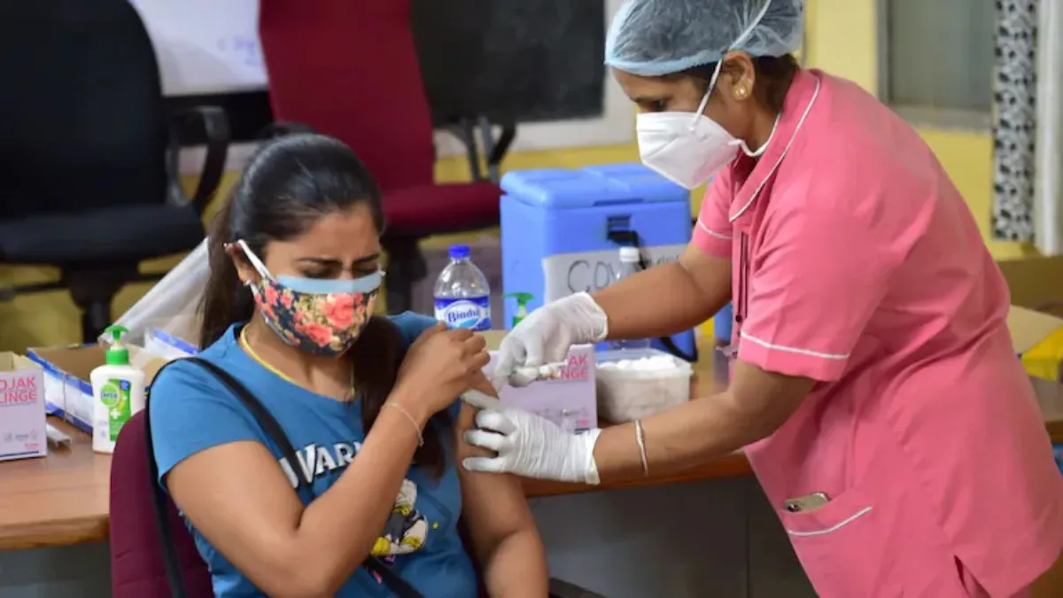 देश में कोरोना वैक्सीन की अबतक दी गईं 92.60 करोड़ खुराकें- India TV Hindi