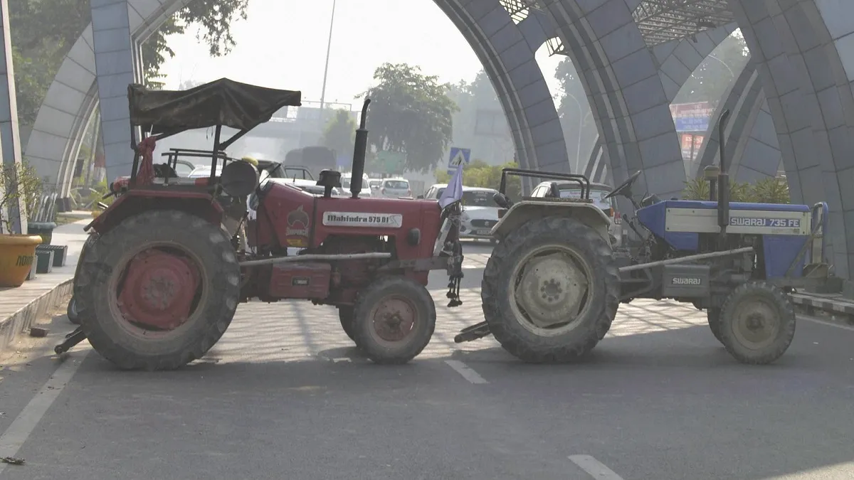 firing in mathura village over tractor passing through field one died many injured छोटी सी बात पर गा- India TV Hindi