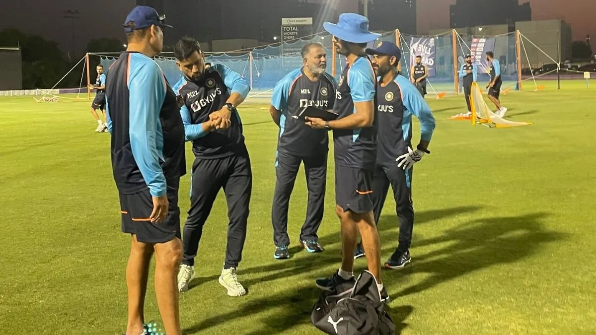 mentor ms dhoni joins team india for T20 World Cup- India TV Hindi