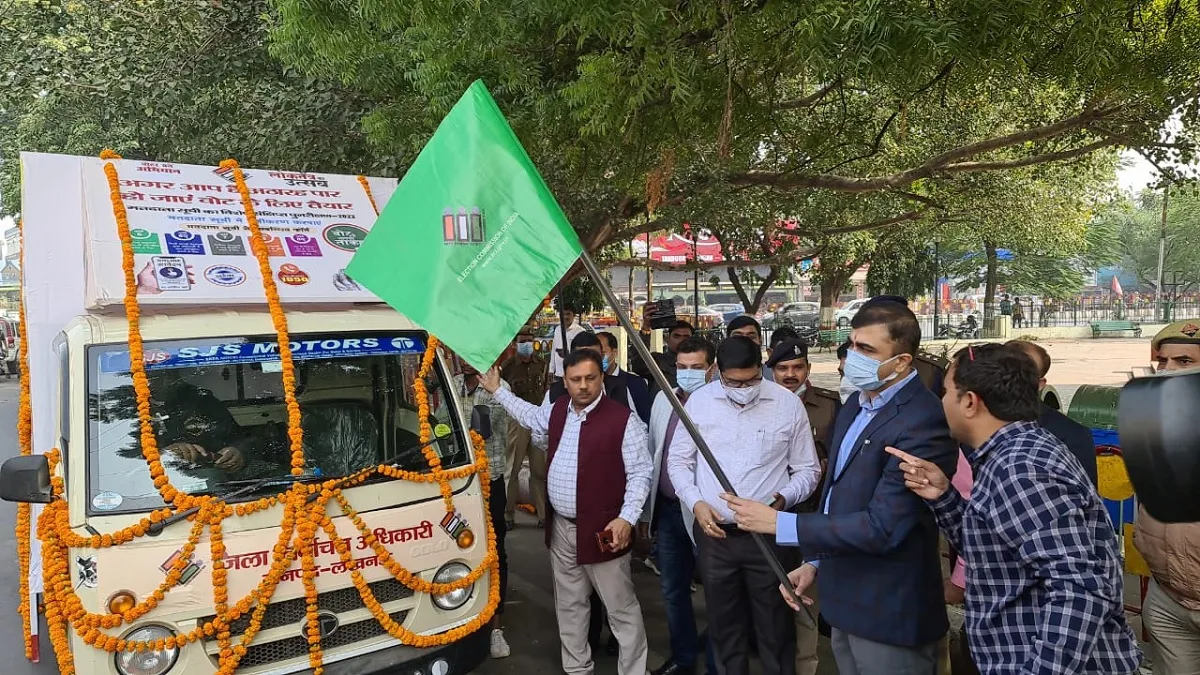 लखनऊ: DM ने मतदाता जागरूकता वैन को दिखाई हरी झंडी, कोरोना के नए वेरिएंट पर बुलाई इमरजेंसी मीटिंग- India TV Hindi