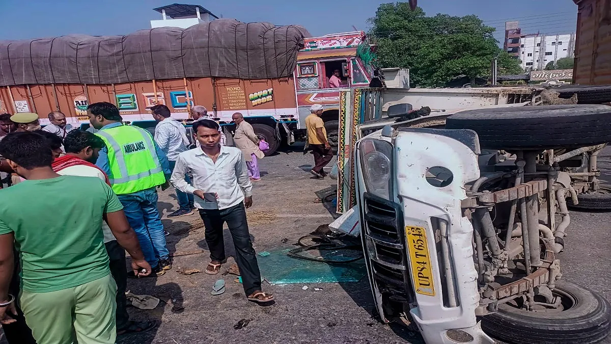 road accident in lakhisarai LPG cylinder laden truck car collides लखीसराय में दर्दनाक हादसा!  LPG सि- India TV Hindi