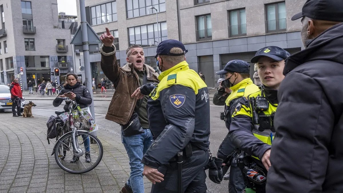 Netherland people protests against new lockdown after surge in covid cases Covid संक्रमण फैलने पर लग- India TV Hindi