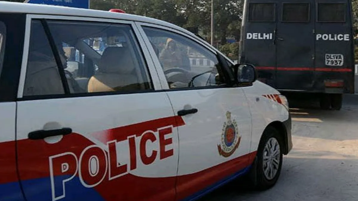 दिल्ली पुलिस भर्ती घोटाला: फर्जी दस्तावेजों से नौकरी पाने वाले 12 पुलिसकर्मी बर्खास्त- India TV Hindi