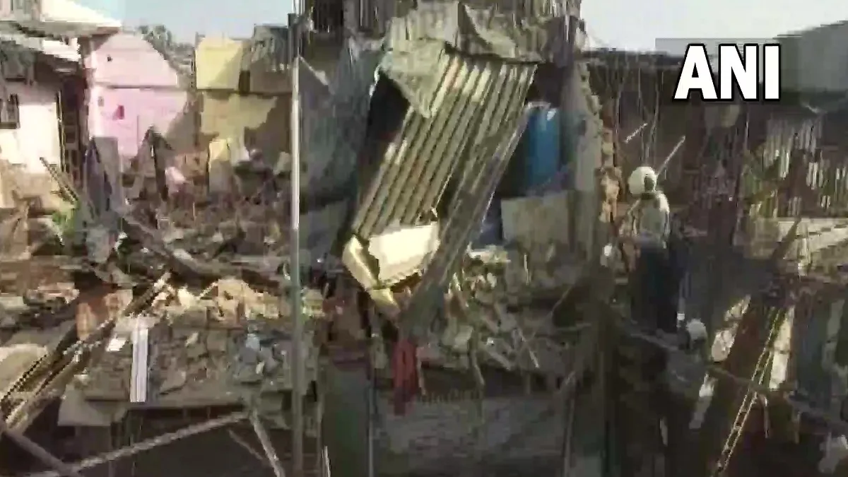house collapsed in Antop Hill area of Mumbai मुंबई के एंटॉप हिल इलाके में मकान गिरा, 9 लोगों को मलबे- India TV Hindi