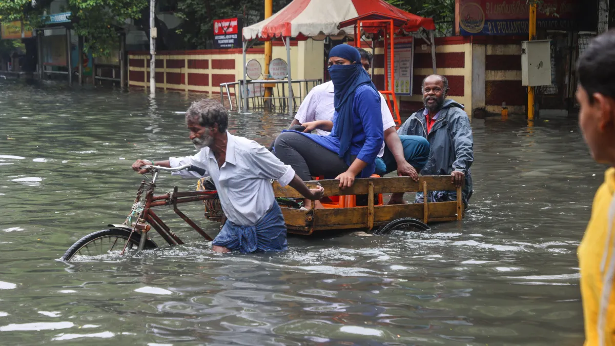 Tamil Nadu Rains LIVE: चेन्नई सहित 21 जिलों में बारिश से हालात खराब, निचले इलाकों में भरा पानी- India TV Hindi