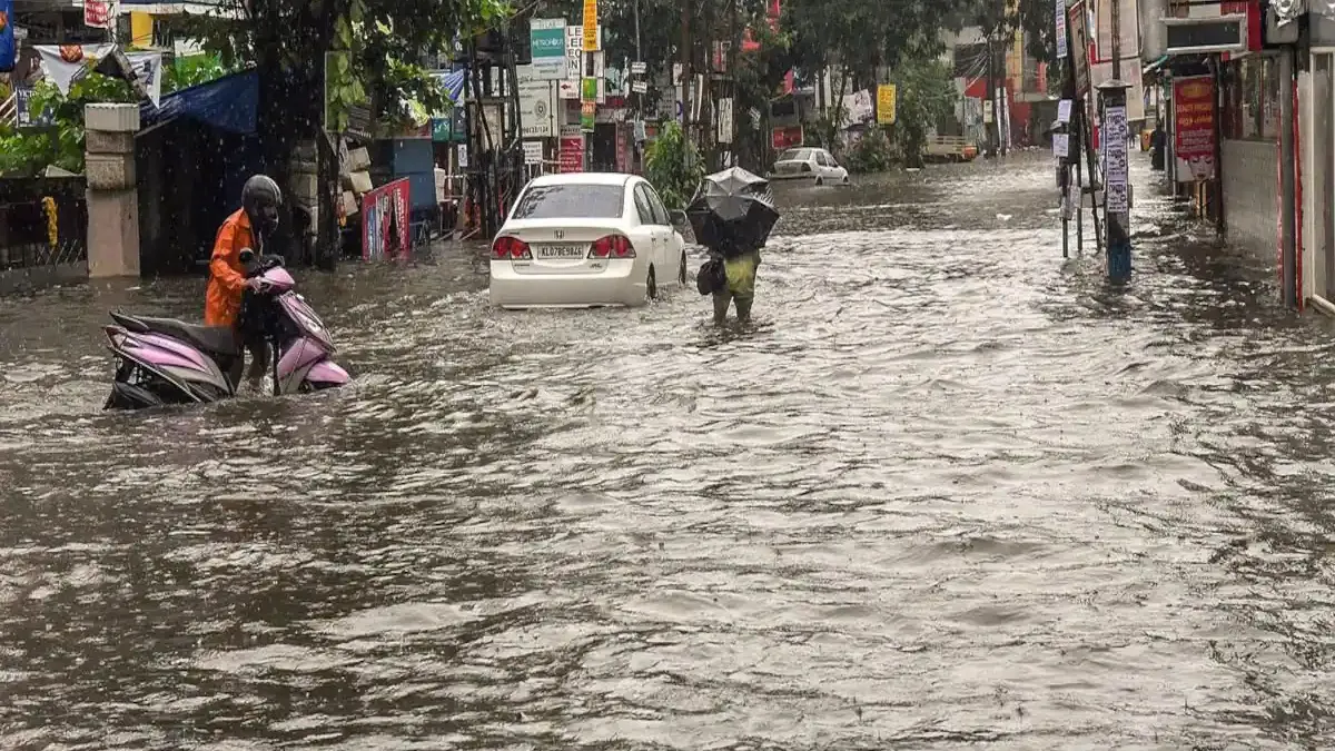 केरल में भारी बारिश, एर्णाकुलम, इडुक्की और त्रिशूर में रेड अलर्ट- India TV Hindi