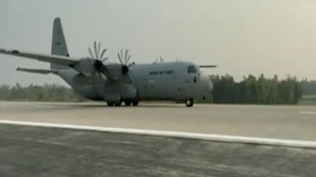 पूर्वांचल एक्सप्रेस-वे पर उतरा हरक्यूलिस विमान, सुखोई-मिराज लड़ाकू विमानों ने किया अभ्यास- India TV Hindi