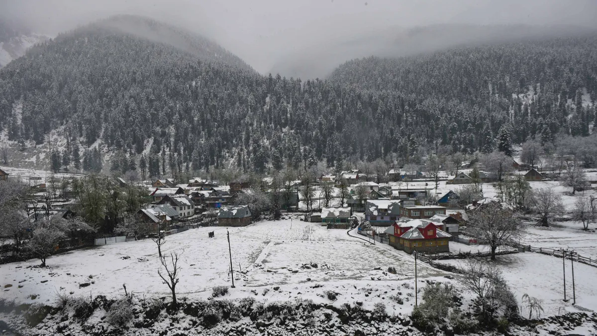 Snow covered village during fresh snowfall at Gangangir in Ganderbal Distrct of Central Kashmir.- India TV Hindi