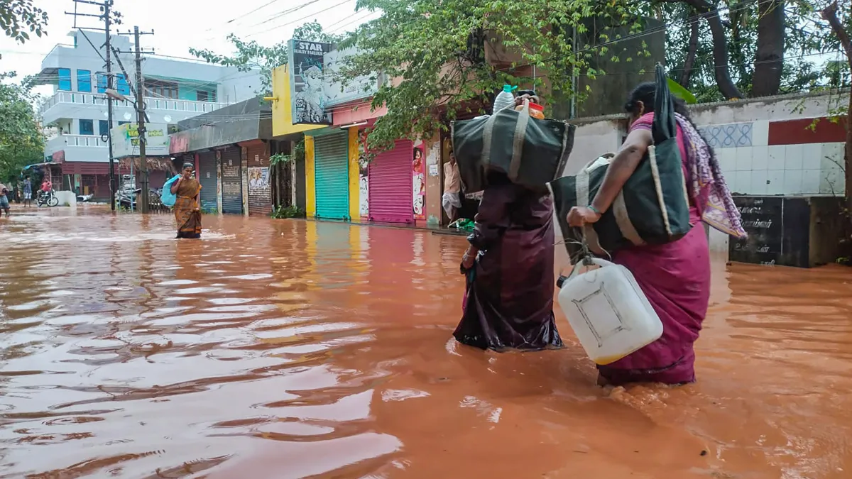 बारिश का कहर: आंध्र प्रदेश में 25 लोगों की मौत, तमिलनाडु में भी गंभीर हालात, केरल में राहत- India TV Hindi
