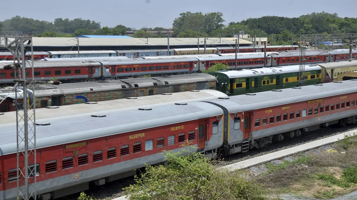 taj express train delhi to agra catches fire ताज एक्सप्रेस ट्रेन में लगी मामूली आग, सभी यात्री सुरक्- India TV Hindi