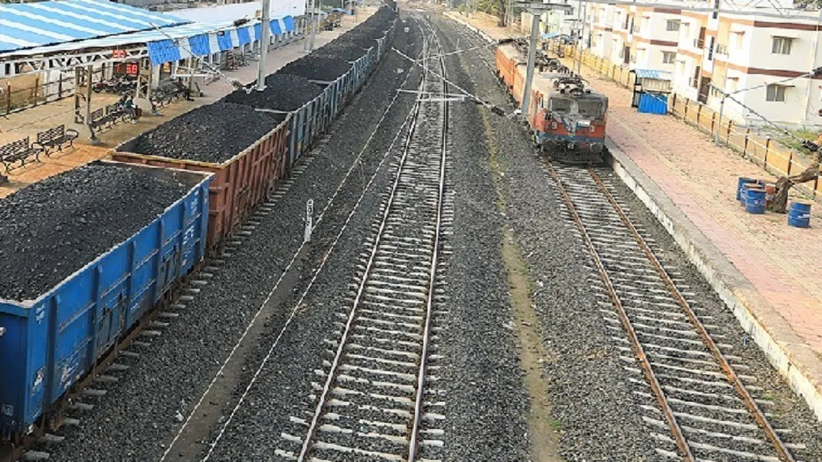 bomb blast in railway track between DEMU and Richughutta stations झारखंड: रेलवे पटरियों पर बम विस्फो- India TV Hindi