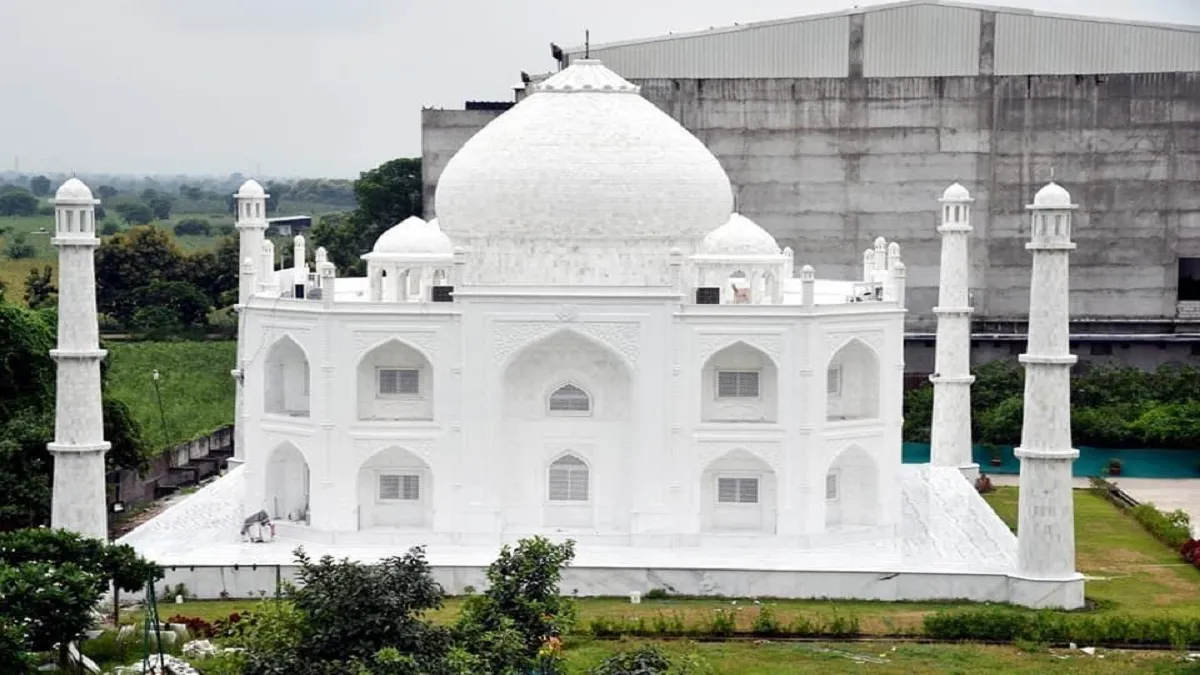 MP man gifts Taj Mahal-like home to wife, replica took three years to build- India TV Hindi
