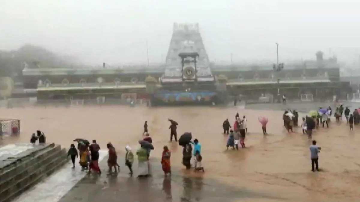 Andhra Pradesh: Heavy rainfall leads to inundation of roads in Tirupati- India TV Hindi