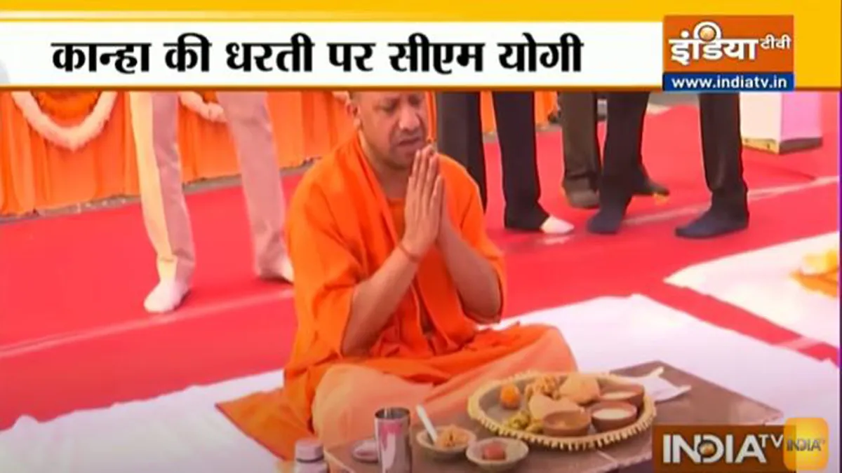 मथुरा दौरे पर CM योगी, साधु संतों के साथ सरकार के मंत्रियों ने किया भोजन- India TV Hindi