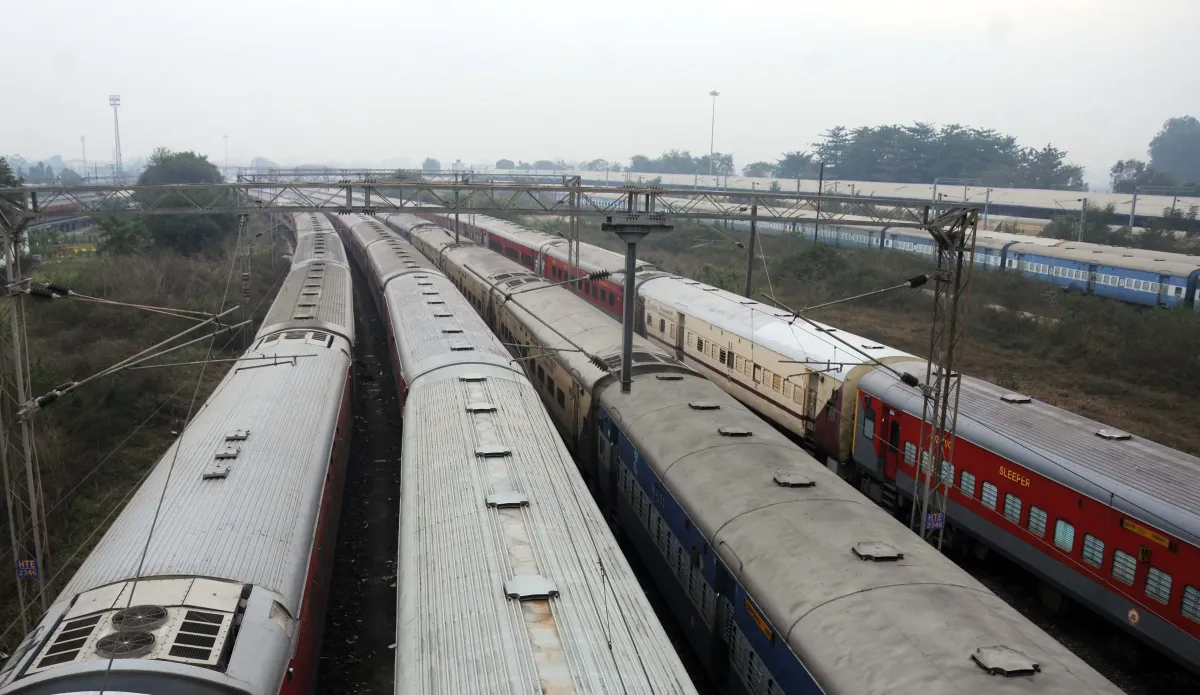 कोहरे ने रोकी ट्रेनों की रफ्तार।- India TV Hindi