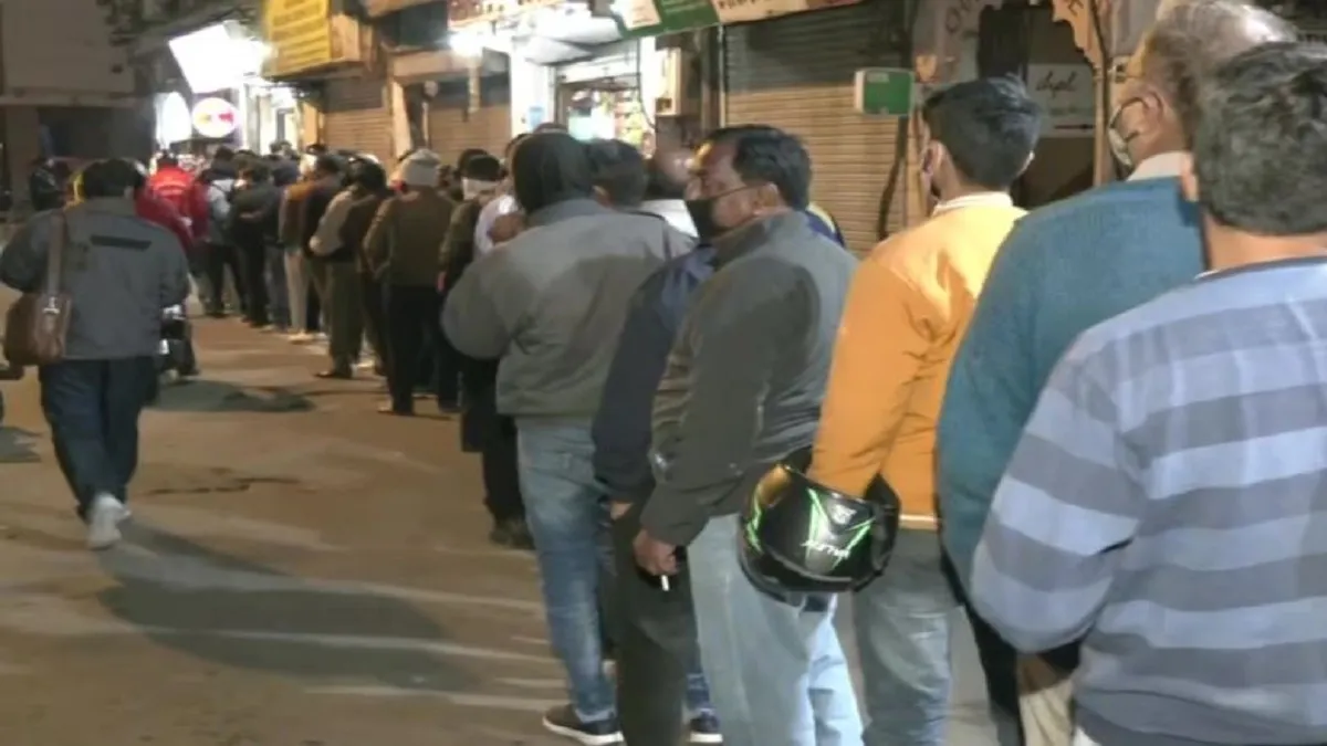 दिल्ली में ठेकों के बाहर लगी लंबी लाइनें- India TV Hindi