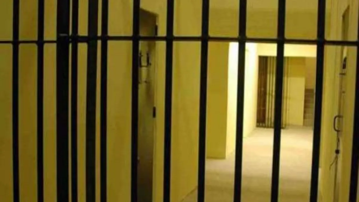 पाकिस्तान: लाहौर में कोर्ट लॉकअप से फरार हुए करीब 12 कैदी, एक पुलिसकर्मी घायल- India TV Hindi