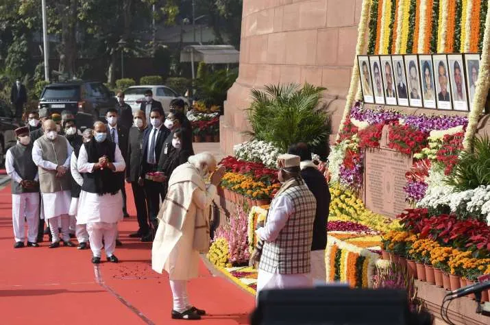 Prime Minister Narendra Modi pays homage to martyrs who...- India TV Hindi