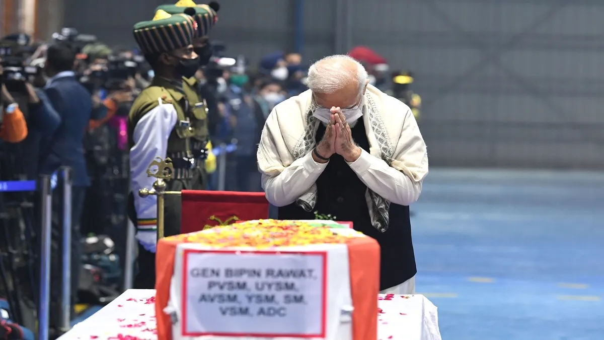 पीएम मोदी ने दिवंगत CDS जनरल बिपिन रावत समेत अन्य शहीदों को दी श्रद्धांजलि- India TV Hindi