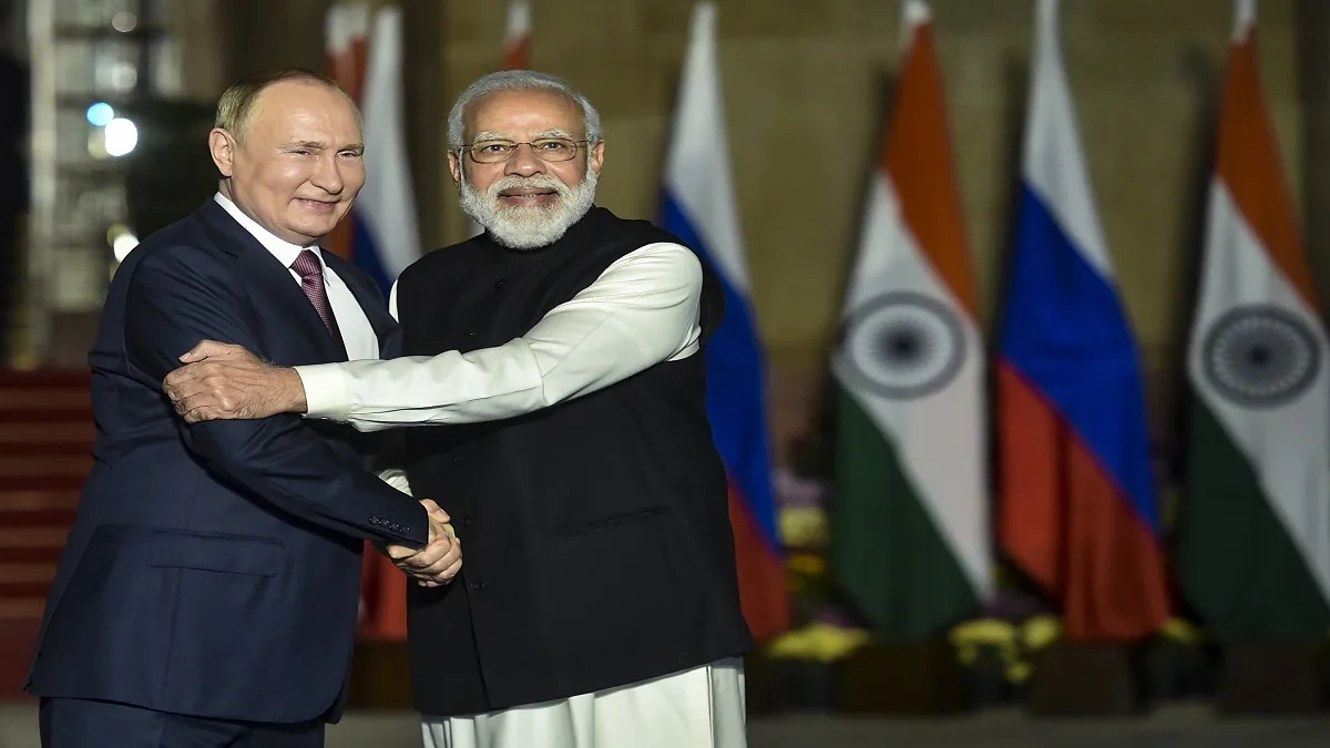 Prime Minister Narendra Modi receives Russian President Vladimir Putin for a meeting at Hyderabad Ho- India TV Hindi