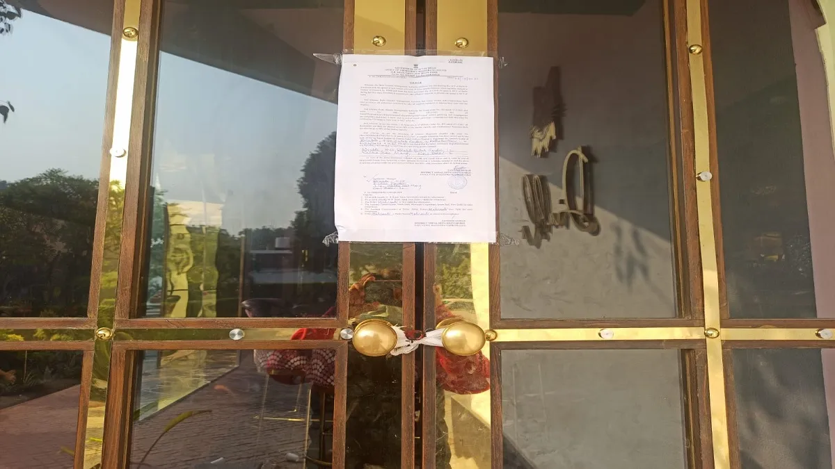 ओमिक्रॉन के खतरे के बीच दिल्ली के रेस्त्रां में Covid19 नियमों की उड़ाई जा रही थी धज्जियां, प्रशासन - India TV Hindi