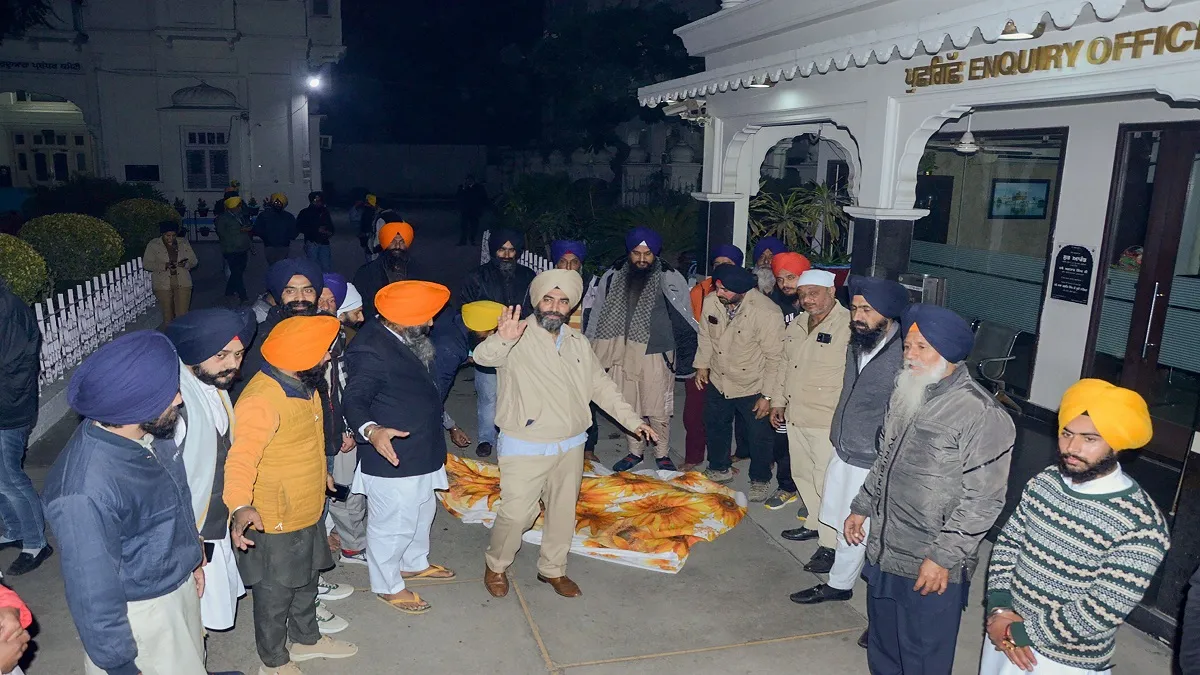 Activists of various Sikh organisations gather outside the Golden Temple after a man was beaten to d- India TV Hindi