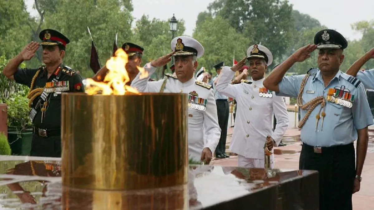 50 साल से जल रही 'अमर जवान ज्योति' का विलय राष्ट्रीय युद्ध स्मारक पर जल रही लौ में किया जाएगा - India TV Hindi