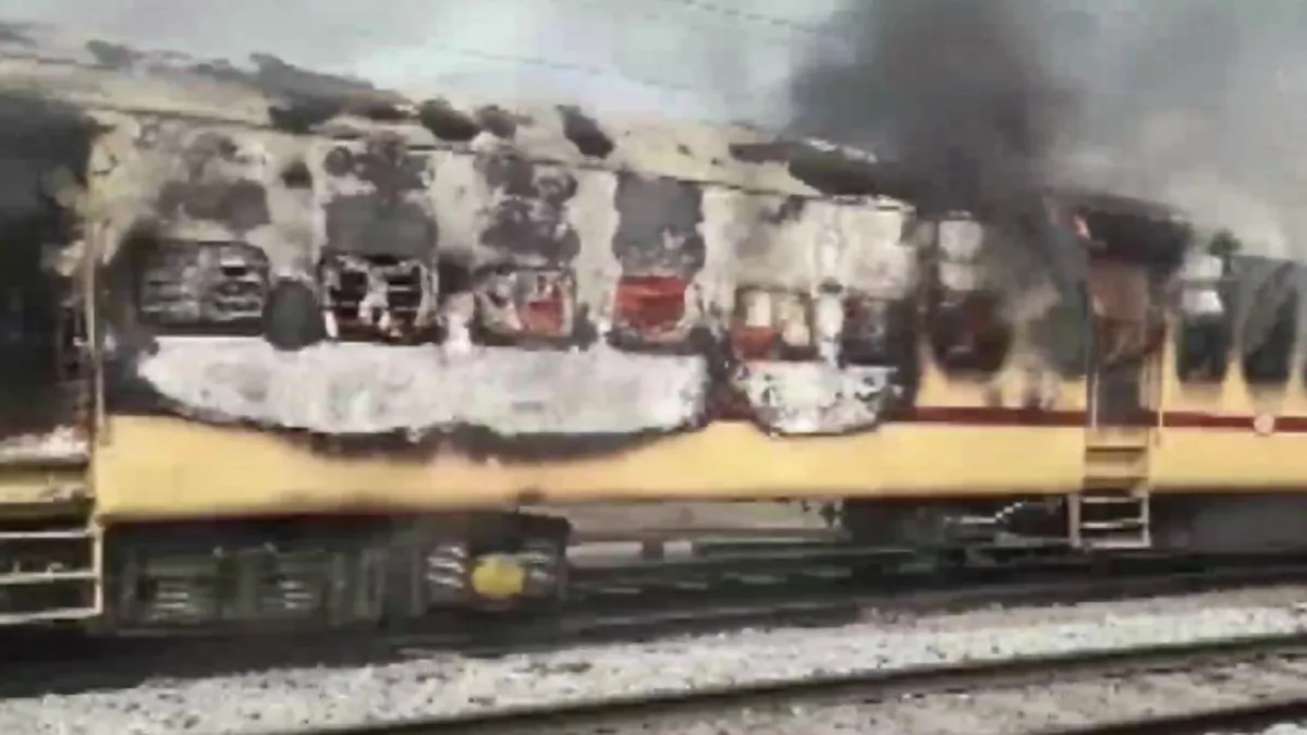 रेल डिब्बों में लगाई आग- India TV Hindi