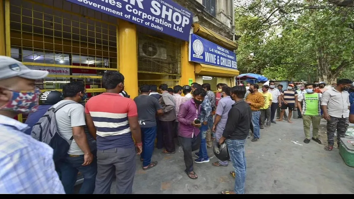 दिल्ली के नगर निगमों ने नियमों के उल्लंघन के आरोप में 31 दिसंबर तक शराब की 24 दुकानों को सील किया- India TV Hindi