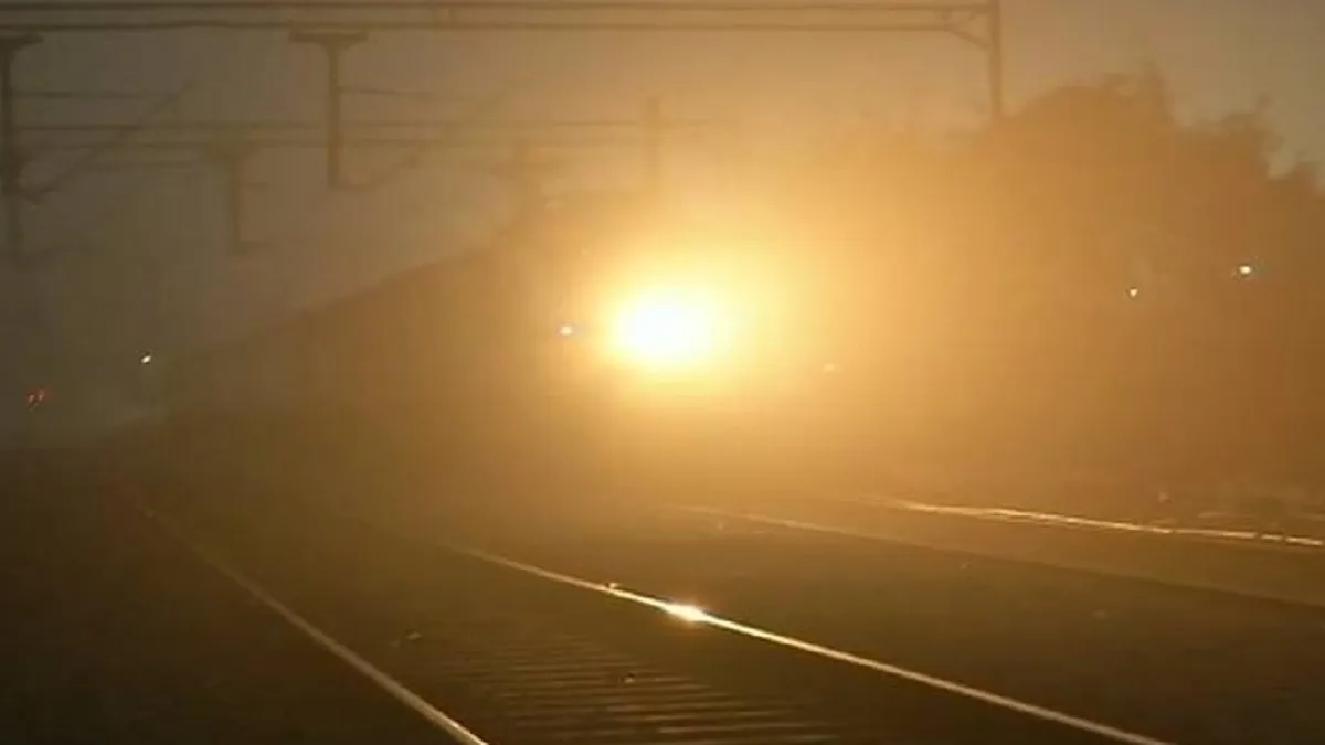 कोहरे से ट्रेनें लेट- India TV Hindi