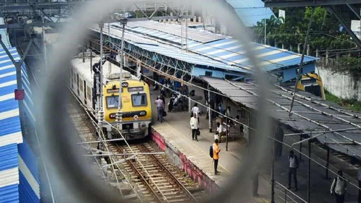 मुंबई में लोकल ट्रेन रुकी- India TV Hindi
