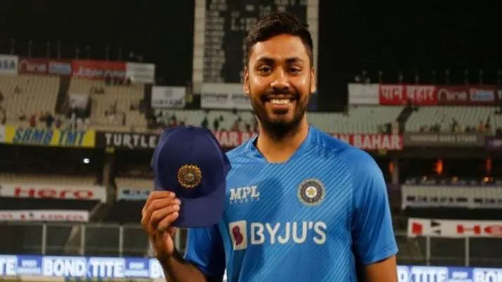Avesh Khan poses after receiving the T20I cap- India TV Hindi