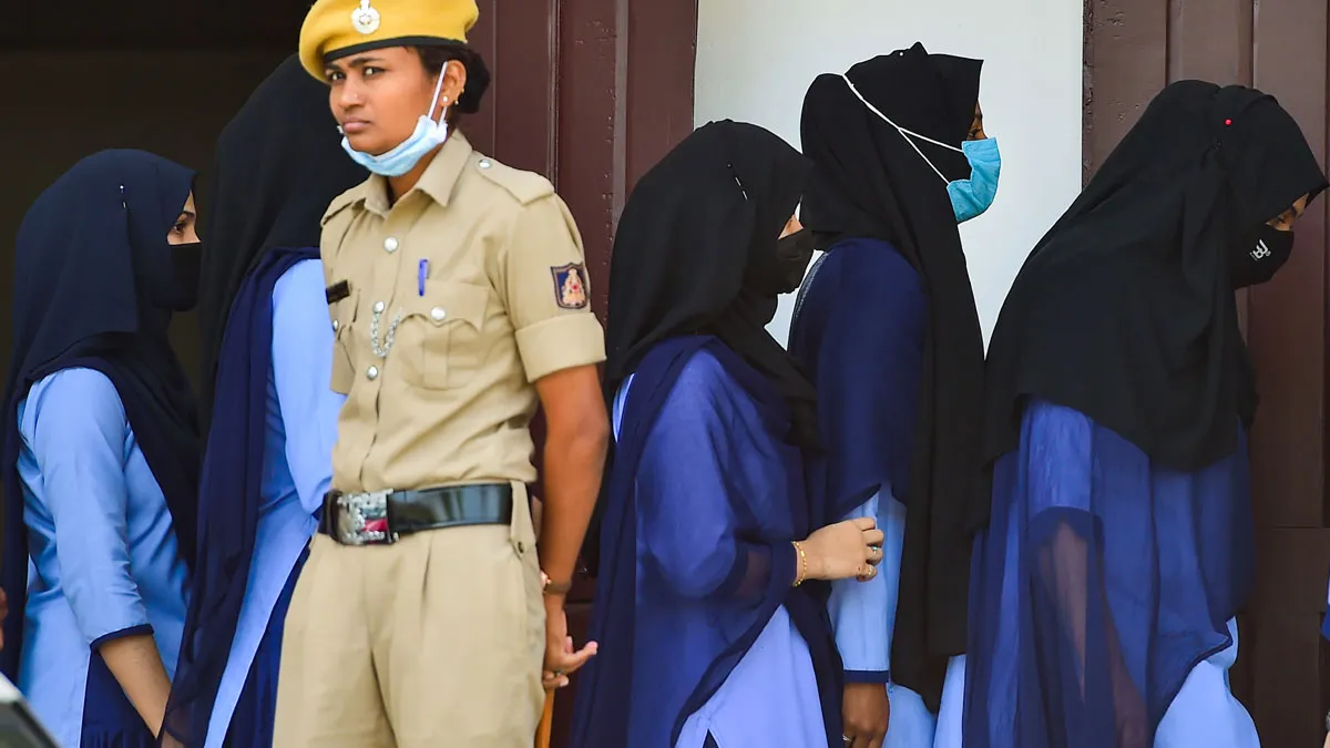 Students wearing Hijab- India TV Hindi