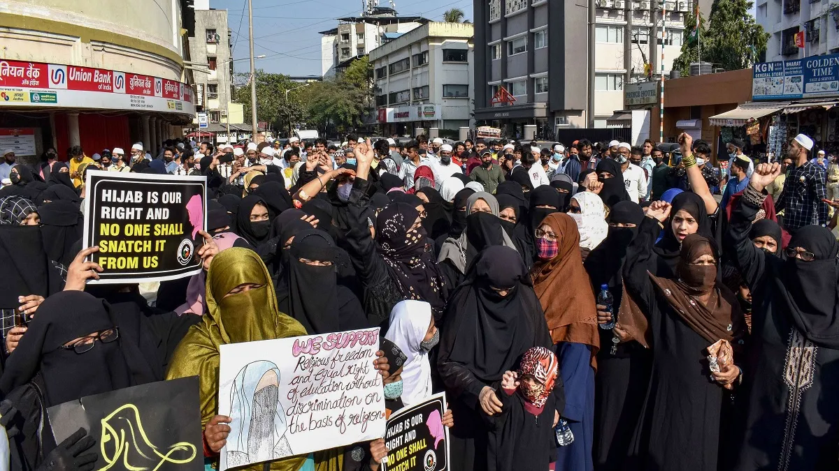 Hijab controversy: Protest in Mumbai- India TV Hindi