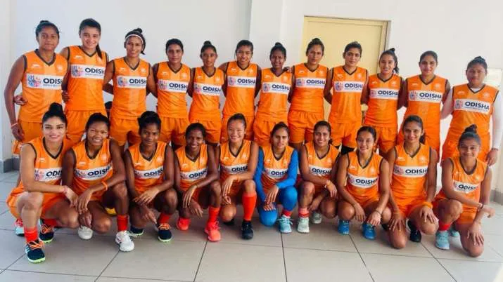 ndia women's hockey squad poses for a photo after announcement of team for the FIH Pro League- India TV Hindi