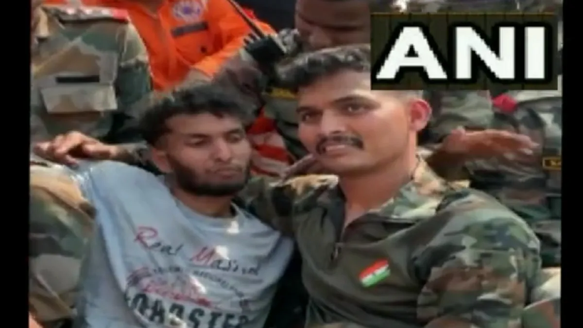 Kerala Youth trapped between mountain rocks- India TV Hindi