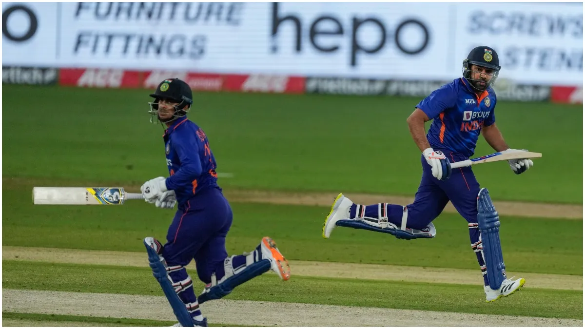 पहले वनडे मैच के दौरान रन लेते रोहित-किशन- India TV Hindi