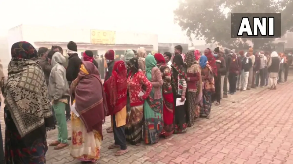 Voting line on Poling booth- India TV Hindi