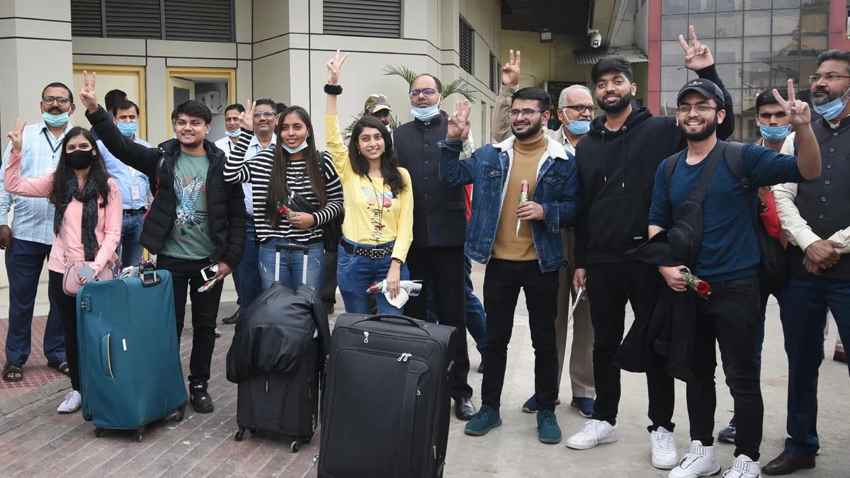 Students return from Ukraine- India TV Hindi