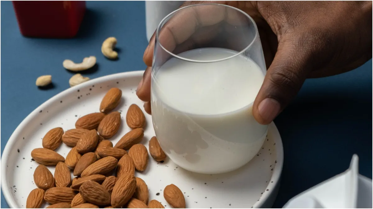 बादाम का दूध- India TV Hindi