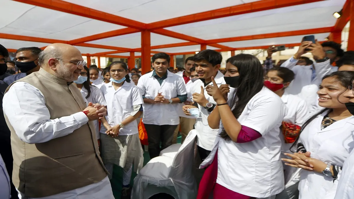 Union Home Minister Amit Shah meets medical students at Sola Civil Hospital in Ahmedabad, Saturday.- India TV Hindi