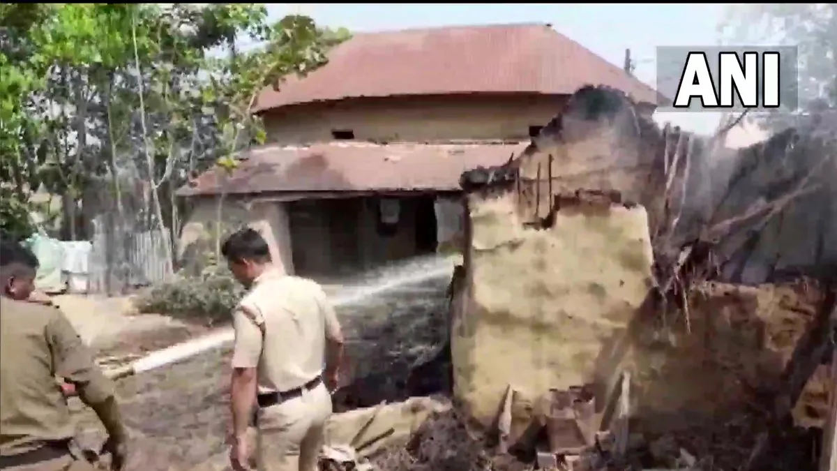 पश्चिम बंगाल में भड़की हिंसा के बाद घरों में लगाई आग- India TV Hindi