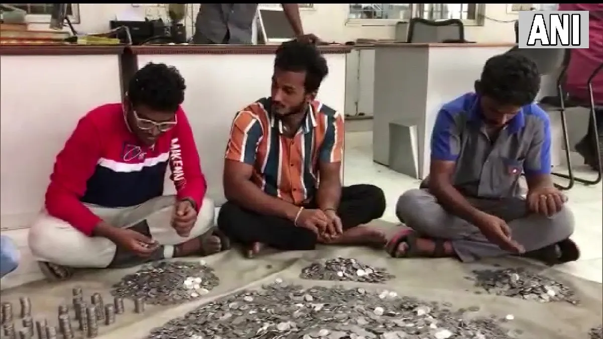 1 रुपए के सिक्के लेकर बाइक खरीदने पहुंचा युवक- India TV Hindi
