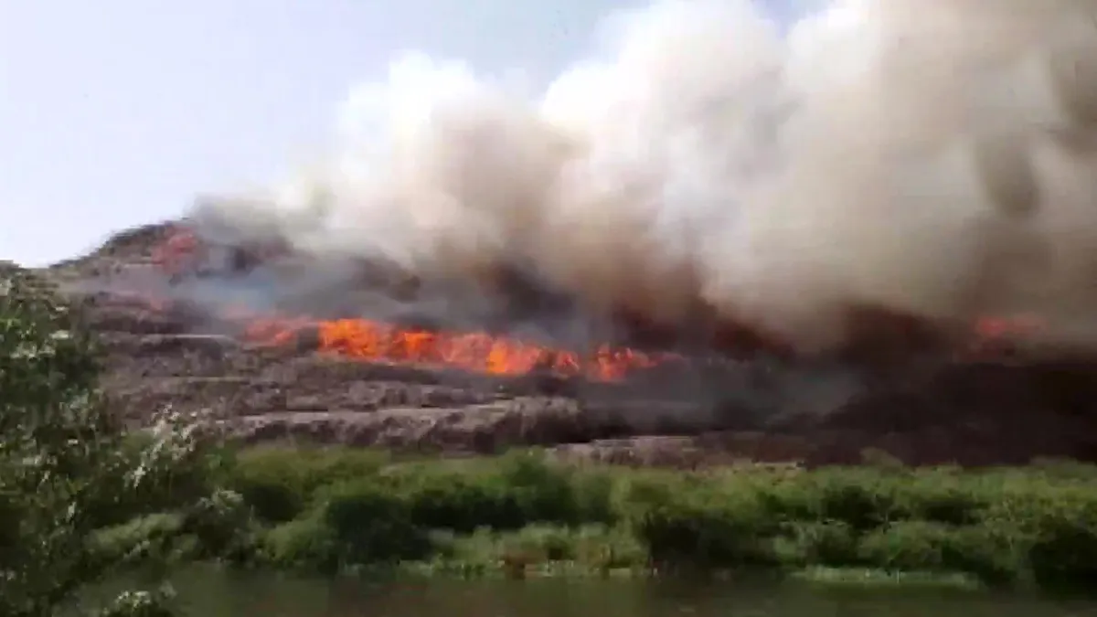 Fire breaks out at a dumping yard in Ghazipur- India TV Hindi