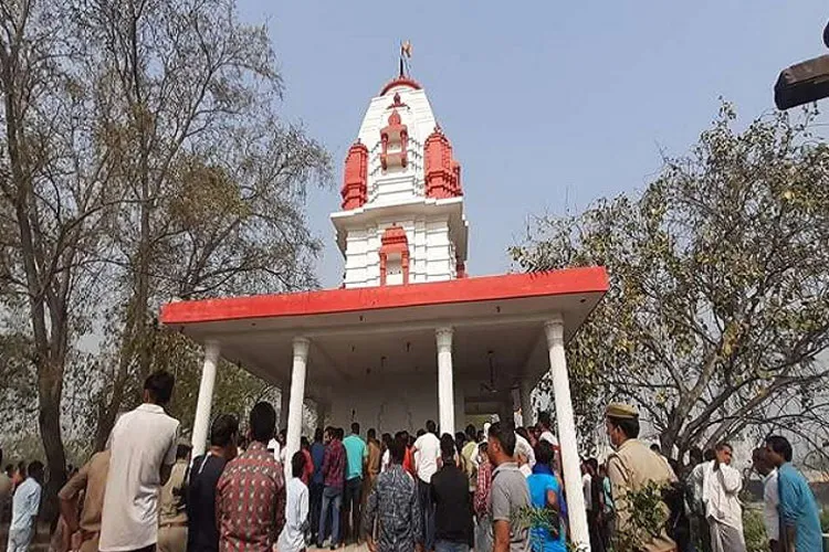Temple vandalised in Noida- India TV Hindi