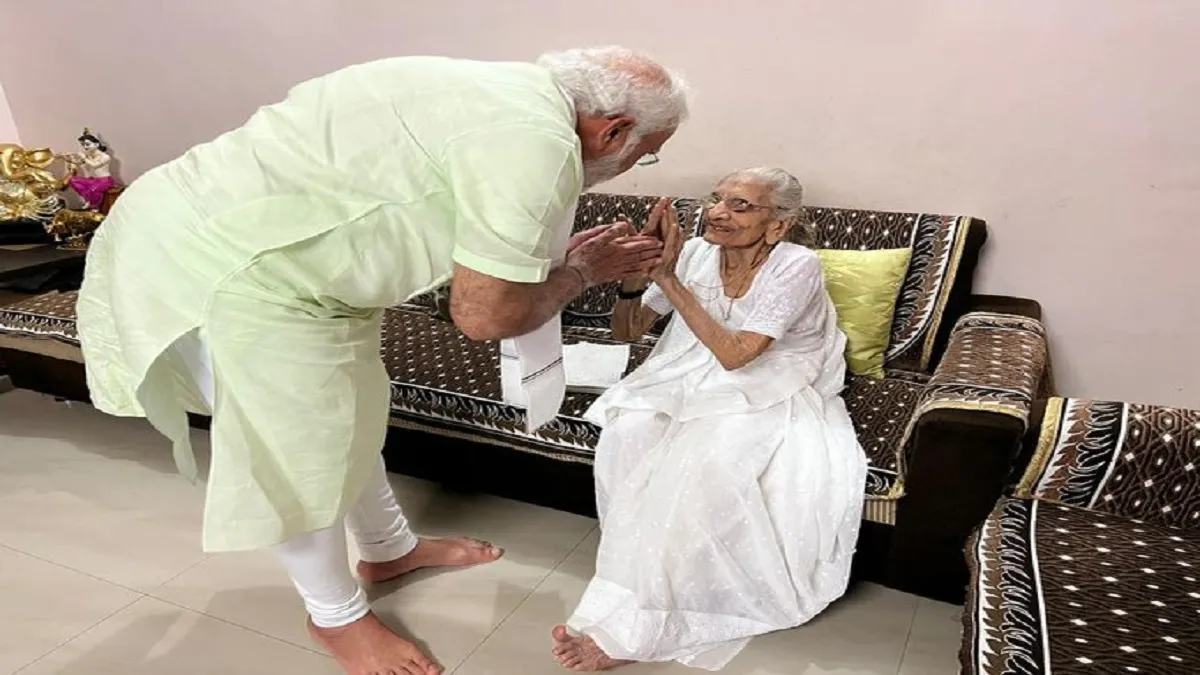Prime Minister Modi meets his mother hiraba- India TV Hindi