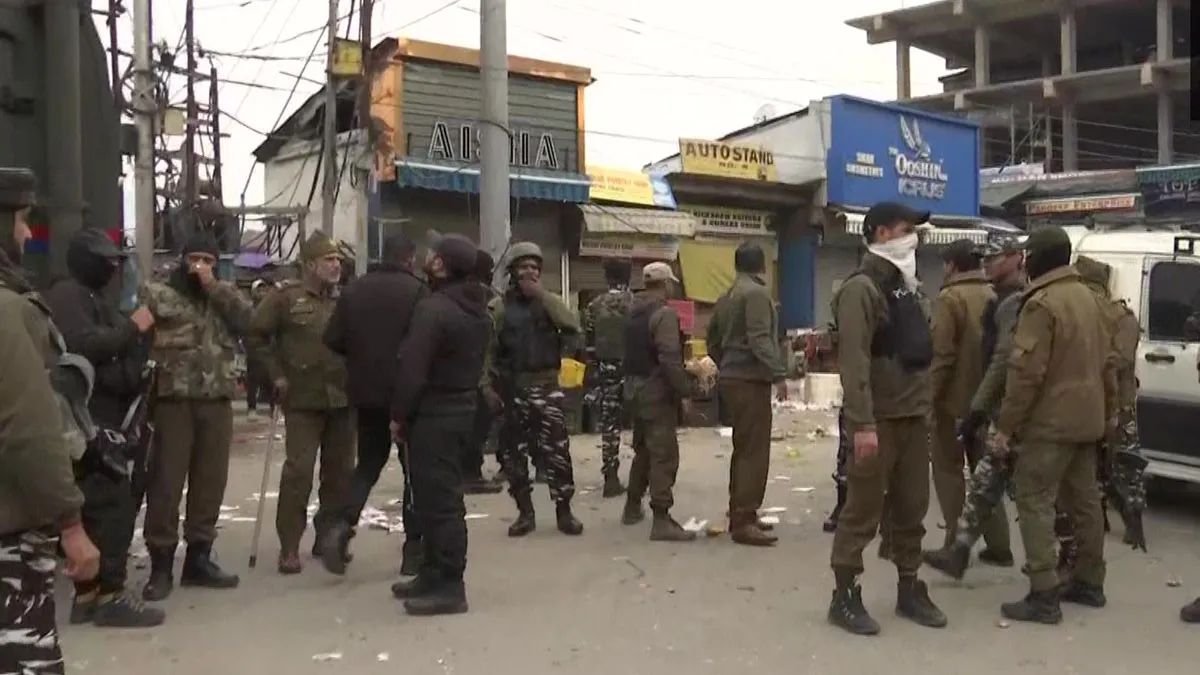 terrorists hurl grenade at security forces- India TV Hindi