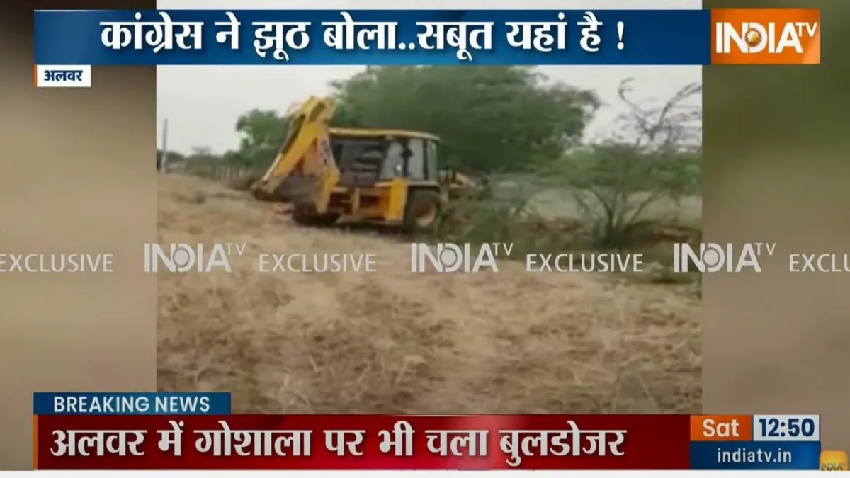  Bulldozer runs on cowshed - India TV Hindi
